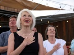 A ex-secretária eleitoral Tina Peters é libertada após Trump pressionar a campanha Donald Trump News