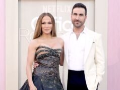 Jennifer Lopez diz que não está namorando Brett Goldstein