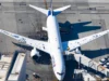 Boeing 787 Dreamliner preso após porta arrancada em aeroporto remoto